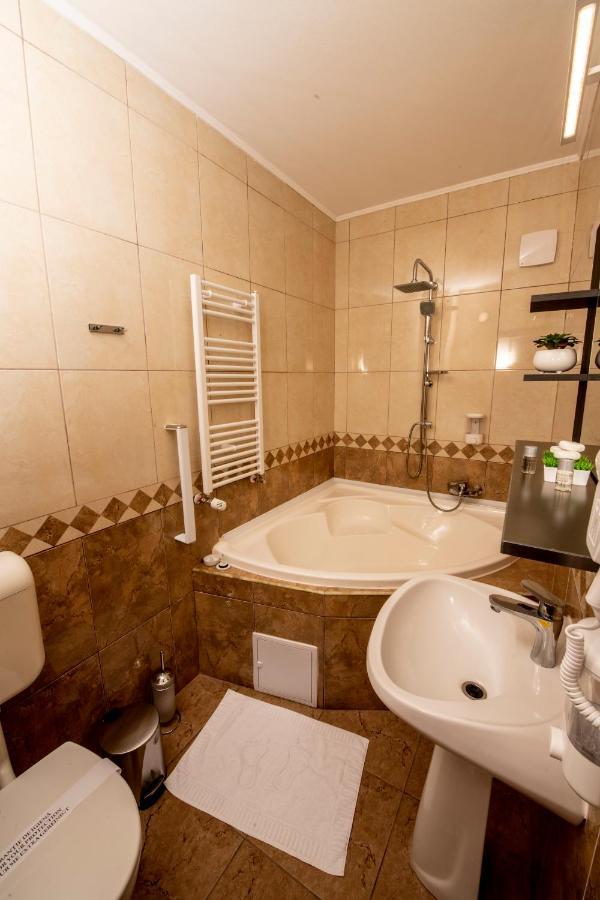 Hotel Novotheos Oradea Eksteriør bilde
