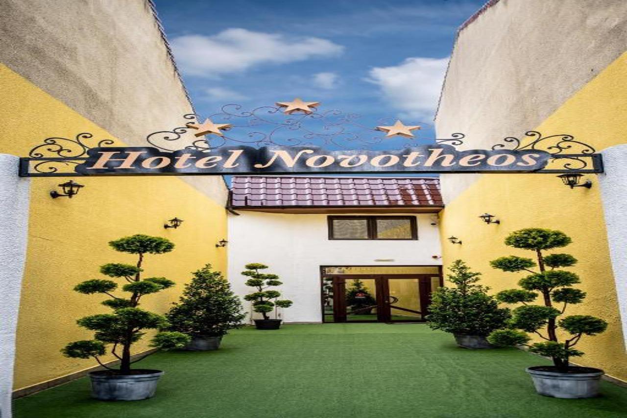 Hotel Novotheos Oradea Eksteriør bilde